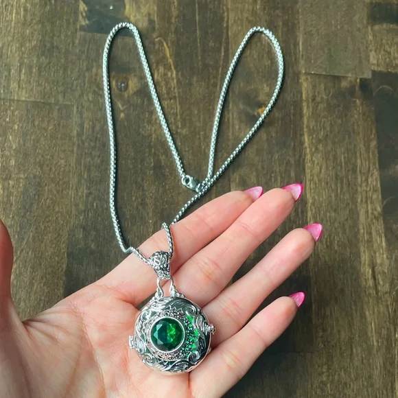 Green Rock Pendant Necklace - Picture 2 of 12